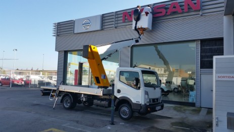 camion cesta trabajando