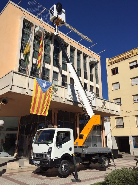 colocacion adornos navidad ayuntamiento de santa coloma de farners