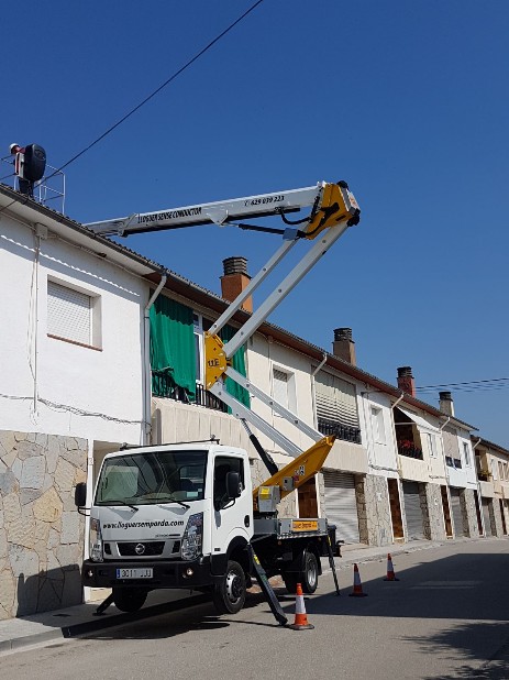 Camion cesta para  trabajos en altura