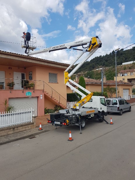 Camion cesta para  trabajos en altura