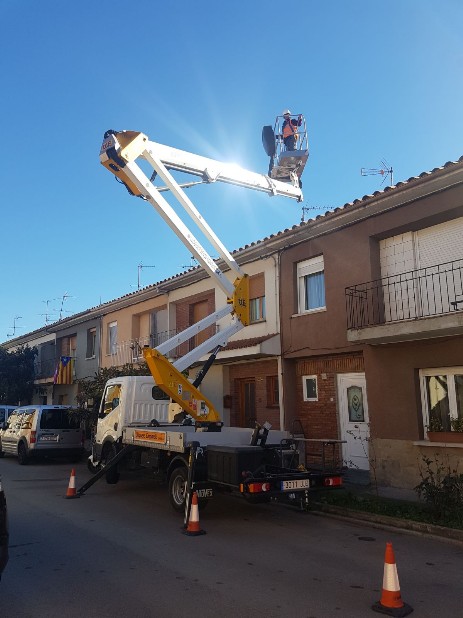 Camion cesta para  trabajos en altura