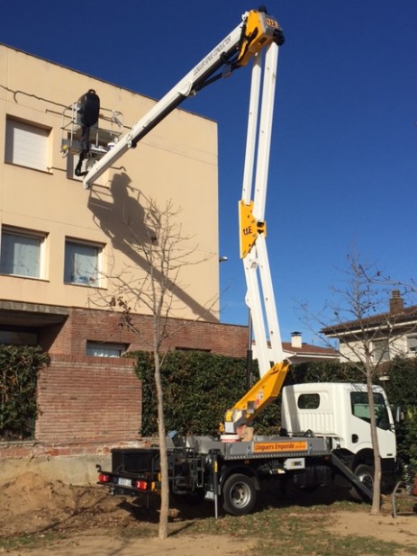 ALQUILER DE CAMION CESTA PARA PINTAR EDIFICIO