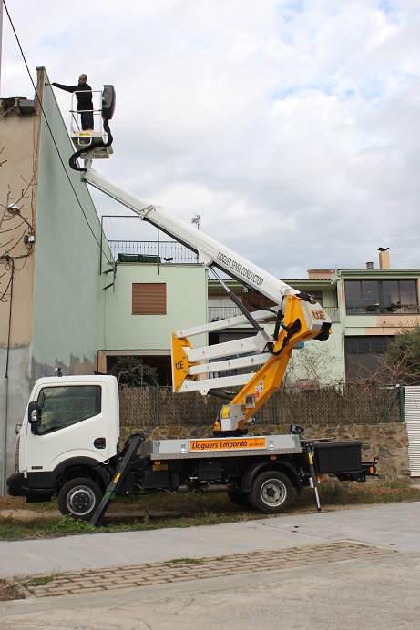 camion cesta trabajando